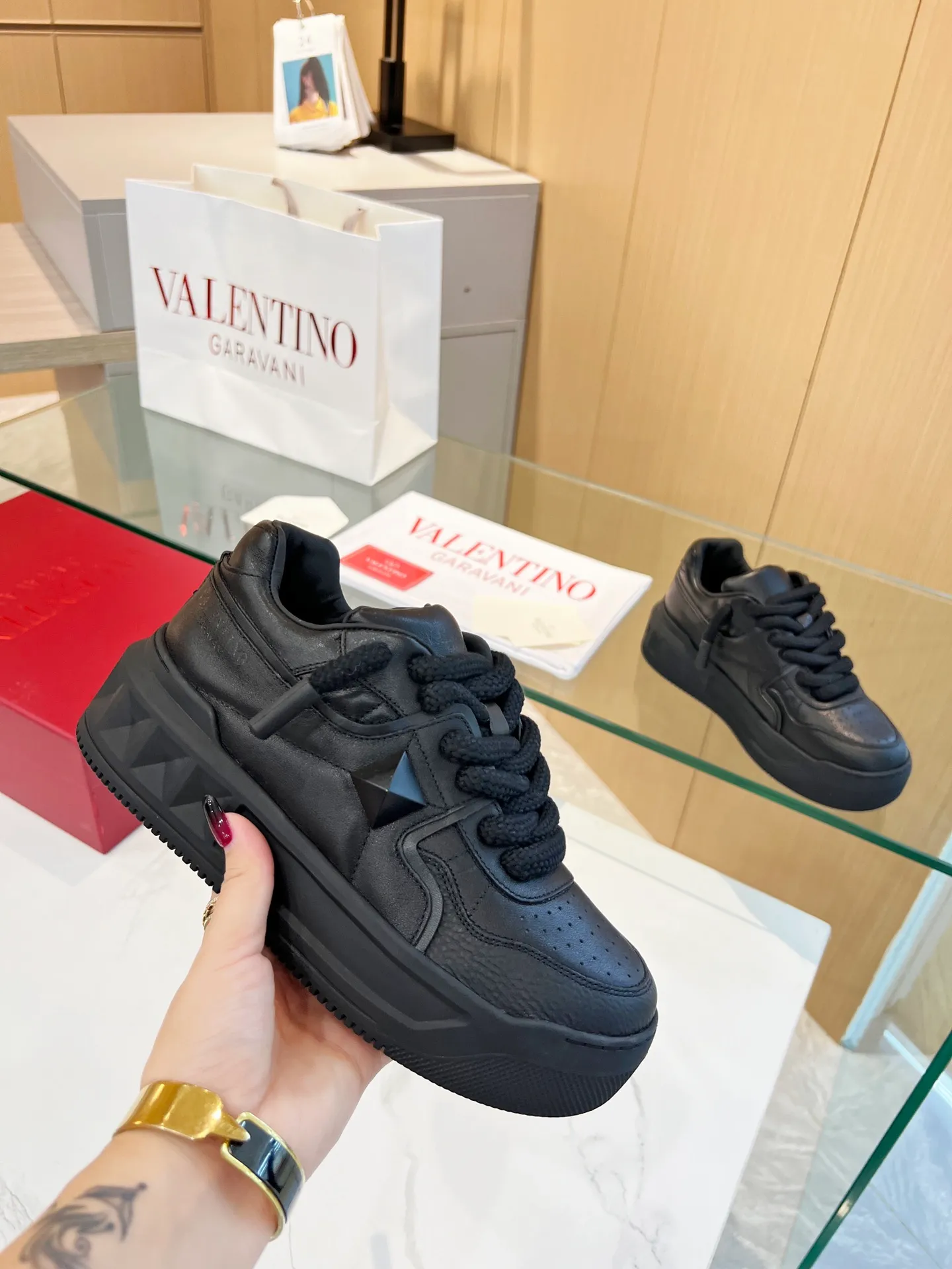 👟👟Ex-factory price 640👟👟 𝑽𝒂𝒍𝒆𝒏𝒕𝒊𝒏𝒐Valentino 𝑶𝒏𝒆𝑺𝒕𝒖𝒅 Couple sneaker series Valentino 2023 new couple sneakers are on sale. The original Z👟👟 was purchased and dismantled at the ex-factory price. Repeated pattern making and modifications. We strive to restore it one to one! Top luxury masterpiece. Signature rivet design. Soft and comfortable genuine sheepskin brings excellent and elegant texture and excellent on-foot comfort. Top purchasing version upper: imported calfskin surface/original oil edge craftsmanship. Lining: water-dyed cowhide lining. Outsole: original development 𝐓𝐏𝐔 two-color combination outsole. Packaging: original configuration complete package. Code number: 34-𝟒𝟓